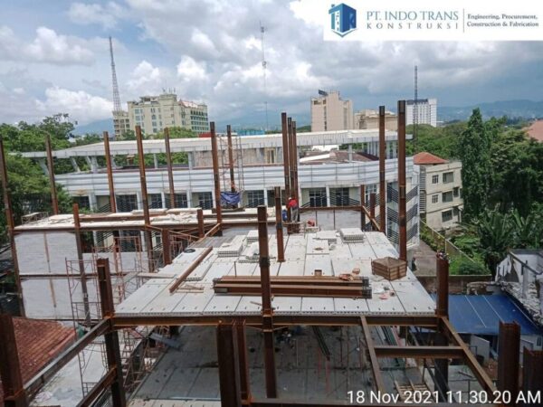 Progres pemasangan Struktur Rumah Sakit Sariningsih Bandung telah hampir Finish pemasangan.@pt_indotranskontruksi #BiayaMutuWaktu